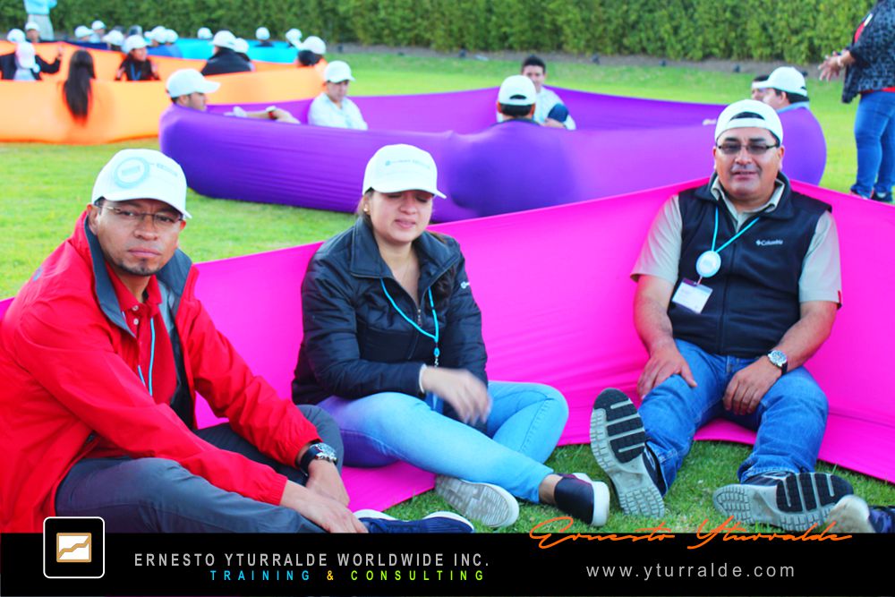 Actividades lúdicas en Nicaragua, dinámicas colaborativas para mejorar comunicación y cohesión de equipo.